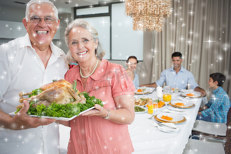 祖父母与家人在餐桌上烤鸡的合成图像