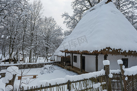 老房子雪摄影照片_有被雪盖的老房子秸杆屋顶的传统罗马尼亚村庄