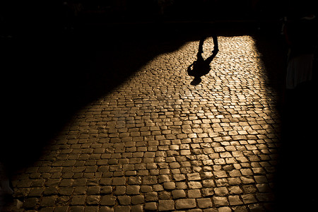 投射摄影照片_投射到街道上的影子