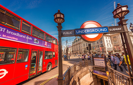 伦敦-2015 年 6 月 11 日：沿城市街道的红色双层公共汽车