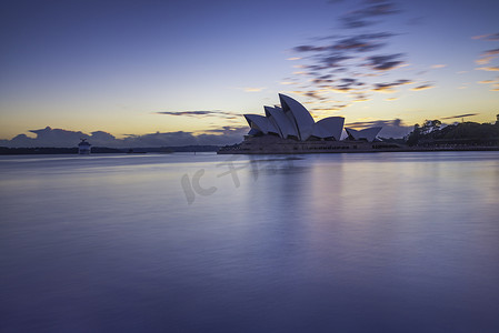 悉尼大海摄影照片_悉尼歌剧院是一座多场馆表演艺术中心，被公认为 20 世纪最具特色的建筑之一