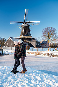 Pelmolen Ter Horst，Rijssen 覆盖在荷兰 Overijssel 的雪景中，冬季历史悠久的风车与白色景观