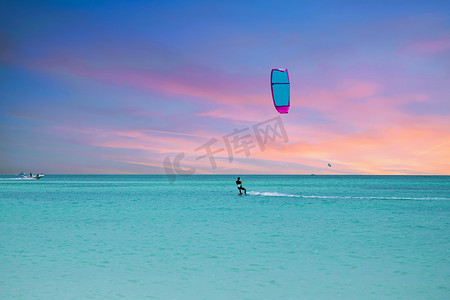 在加勒比海阿鲁巴岛上的棕榈滩放风筝