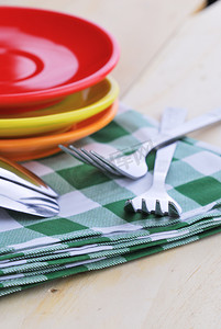 “不锈钢叉子和勺子在桌布上的特写，红色，大喊”