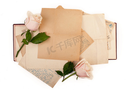 打开旧书和玫瑰与在白色背景隔绝的拷贝空间。