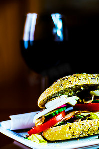 全麦三明治摄影照片_全麦三明治配火腿、番茄、蘑菇和鸡蛋、新鲜有机蔬菜