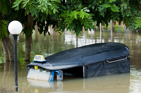 被淹没的嘟嘟车出租车在泰国