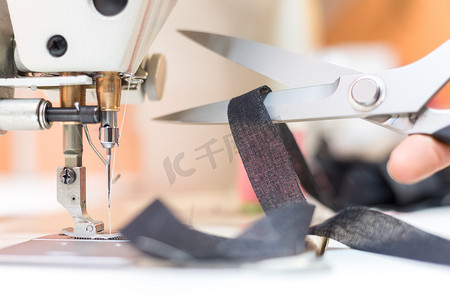 在裁缝车间缝纫：缝纫剪刀的特写照片