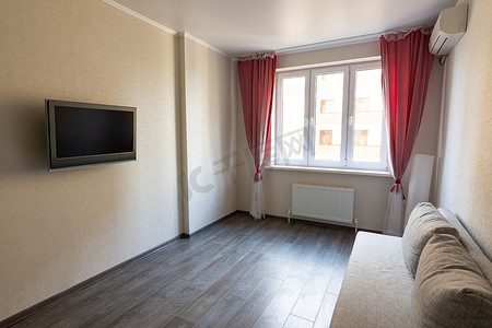 空调客厅摄影照片_出租公寓中一间朴素房间的内部