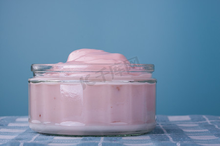 玻璃碗中的草莓酸奶