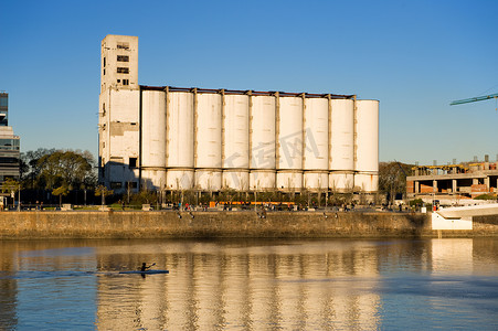 广告垃圾箱摄影照片_“旧谷物升降机和筒仓布宜诺斯艾利斯，港口，阿根廷。”