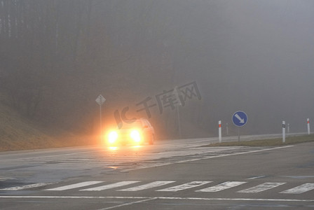 雨中街道摄影照片_雾中的汽车。