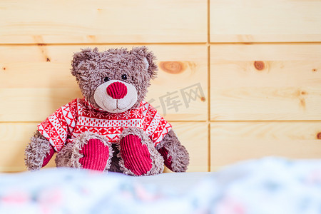 泰迪梦的概念：泰迪熊坐在一张木床上