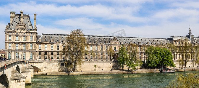 巴黎美丽的历史建筑和横跨塞纳河的最古老的桥梁之一（Pont Royal）。