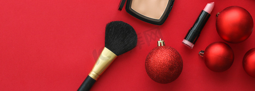 圣诞促销摄影照片_用于美容品牌圣诞促销的化妆品和化妆品产品套装，豪华红色平面背景作为假日设计