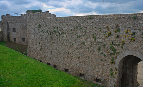法国迪南堡垒的大石墙和大门