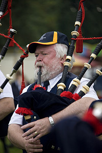 吹笛者在苏格兰的考沃尔聚会高地运动会上