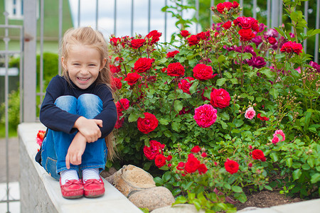院子里花边可爱小女孩的肖像