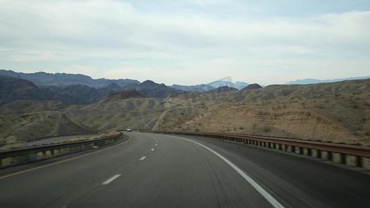 驾驶汽车，通往美国内华达州拉斯维加斯的路线。