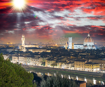 佛罗伦萨 (Firenze) 与旧宫和大教堂的夜天际线