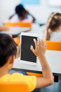 学生在课堂上使用平板电脑的后视图