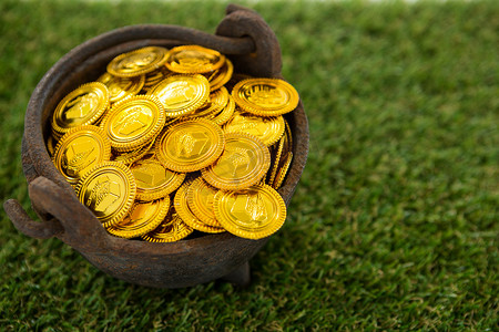金币巧克力摄影照片_装满巧克力金币的圣帕特里克节罐子