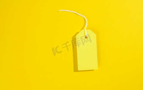 黄色背景上带白绳的空白矩形纸黄色价签