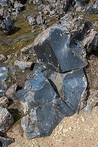 冰岛流纹岩二氧化硅火山喷发期间聚合岩浆形成的熔岩场中发现的称为黑曜石的火山玻璃岩