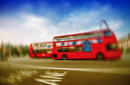 伦敦快速移动双层巴士的模糊画面