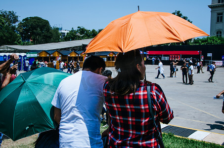 带伞的情侣