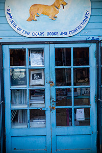 书店的人摄影照片_透过英国书店橱窗的书