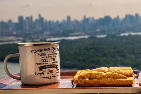 早餐-木制托盘上的三明治和咖啡。