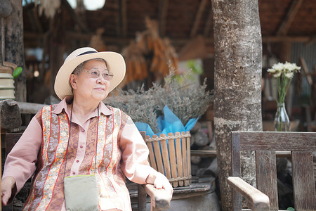 在家休息摄影照片_亚洲老年妇女老人放松在家休息。