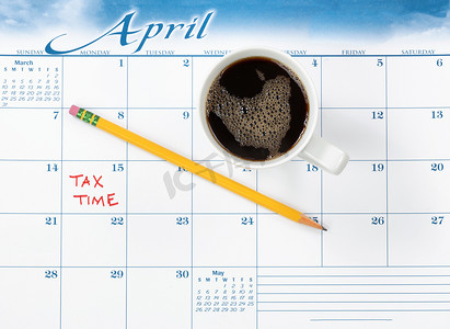 日历上用红色标记的纳税到期日和咖啡饮料