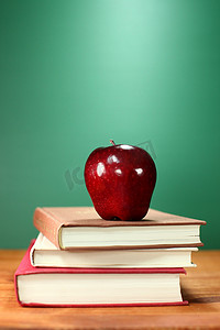 回到学校书籍和苹果与黑板