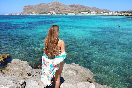 铸铁亚那估计摄影照片_美丽的女孩在西西里岛法维尼亚纳的海滩享受微风