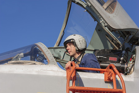 军事机场摄影照片_喷气式飞机驾驶舱内的军事飞行员