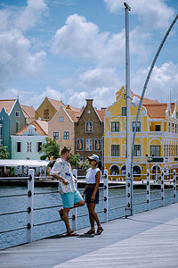 库拉索岛，荷属安的列斯群岛 加勒比库拉索岛威廉斯塔德市中心色彩缤纷的建筑景观