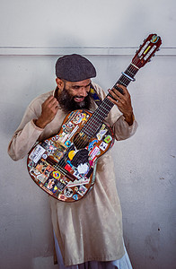 舒淇艺人摄影照片_2021 年，当地吉他歌手在澳大利亚布里斯班市中心的街道上表演
