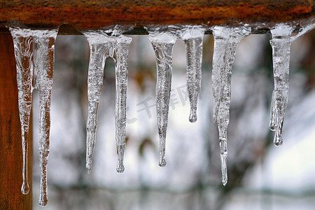 冬天美丽的冰柱。