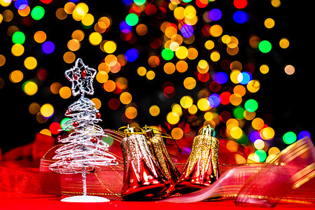 圣诞装饰、圣诞和新年假期背景、带圣诞饰品和模糊灯光的冬季