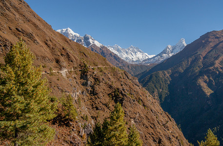 珠穆朗玛峰、洛子峰和阿玛达布拉姆峰。