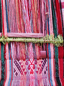 染色工艺摄影照片_秘鲁安第斯山脉库斯科的天然染色羊毛纱线
