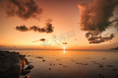 大海黄昏摄影照片_在海边的日出与岩石