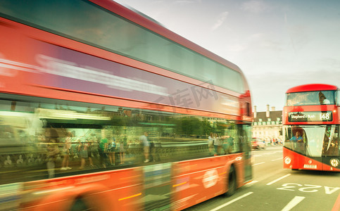 伦敦-2015 年 6 月 11 日：沿城市街道的红色双层公共汽车