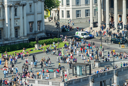 伦敦-2015 年 6 月 12 日： 特拉法加广场的游客。