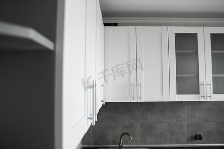 黑色现代简约摄影照片_单色色调的现代简约风格厨房内饰。