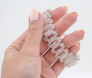 用粉红色石英珠和 fem 银珠制成的手链