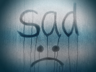 由 sad 和 Emoji 写在蓝色雾状玻璃上。
