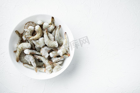 虎虾或亚洲虎虾的冷冻壳，白石表面，顶视图平躺，有文字复制空间